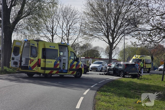 Frontale aanrijding tussen twee auto's
