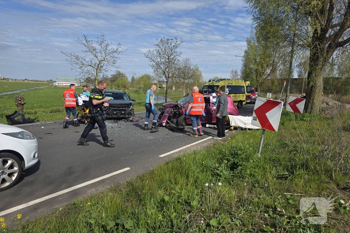 Frontale aanrijding tussen twee auto's