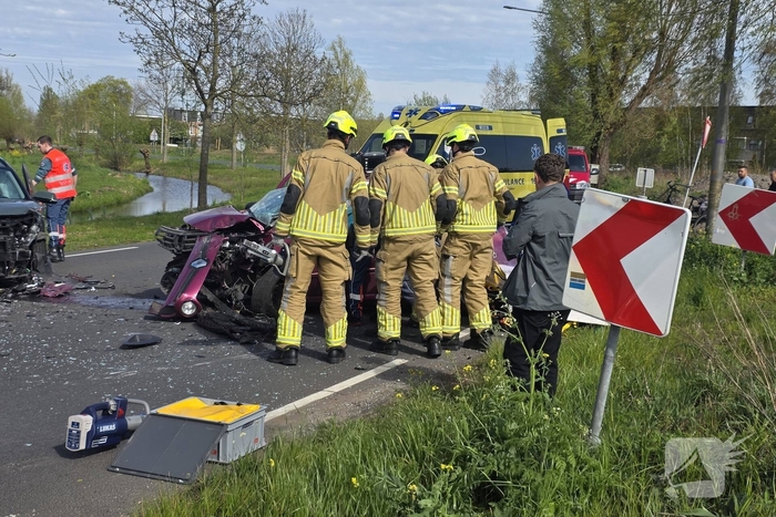 Frontale aanrijding tussen twee auto's