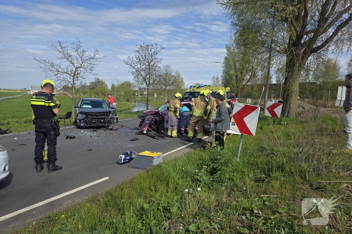 Frontale aanrijding tussen twee auto's