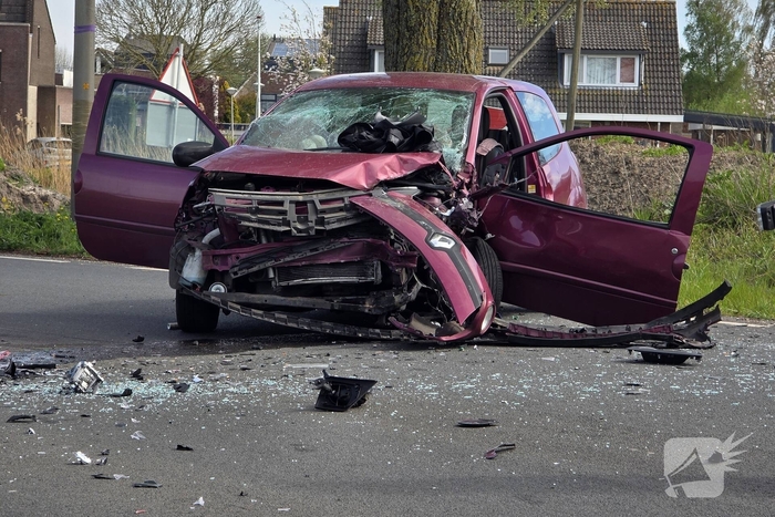 Frontale aanrijding tussen twee auto's