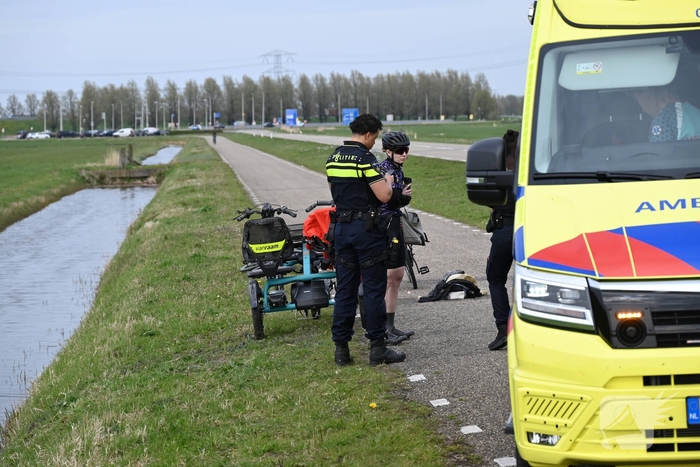 Persoon met spoed naar ziekenhuis nadat duofiets te water raakt