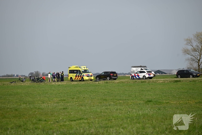 Persoon met spoed naar ziekenhuis nadat duofiets te water raakt