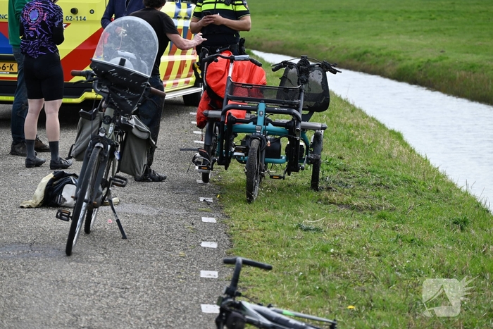 Persoon met spoed naar ziekenhuis nadat duofiets te water raakt