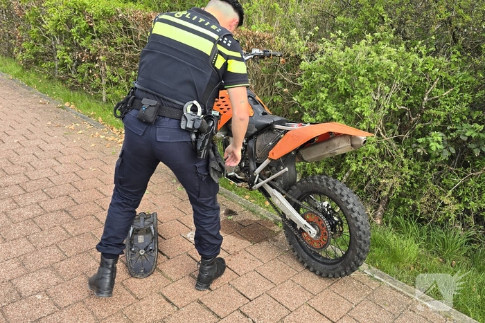 Motorcrosser crasht in struiken na achtervolging
