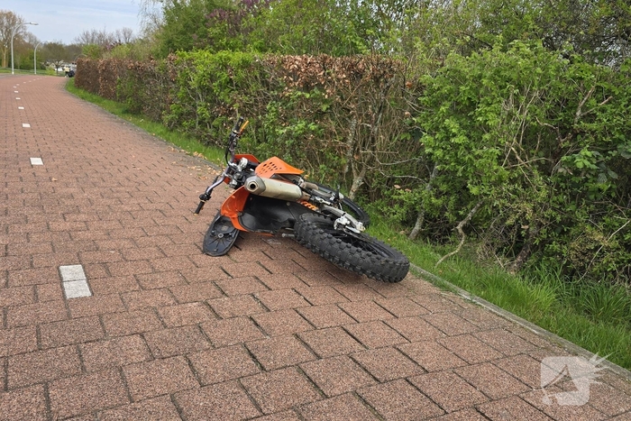 Motorcrosser crasht in struiken na achtervolging