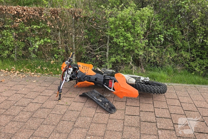 Motorcrosser crasht in struiken na achtervolging