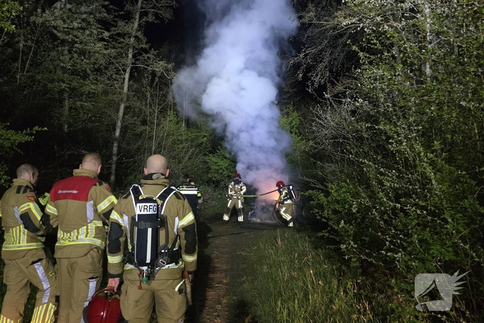 Autobrand in bosgebied volledig verwoest