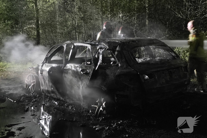Autobrand in bosgebied volledig verwoest