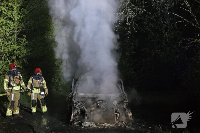 Autobrand in bosgebied volledig verwoest