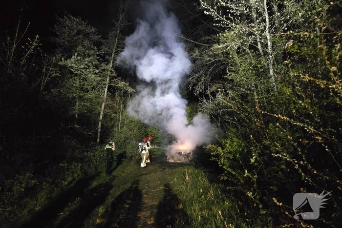 Autobrand in bosgebied volledig verwoest