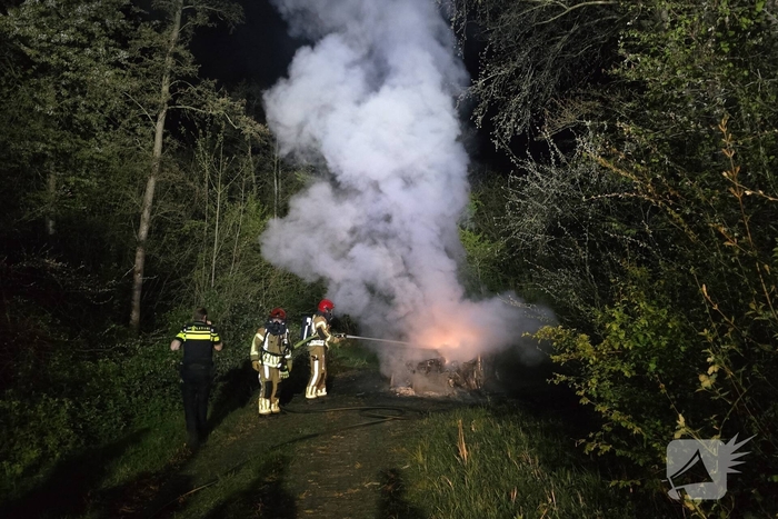 Autobrand in bosgebied volledig verwoest