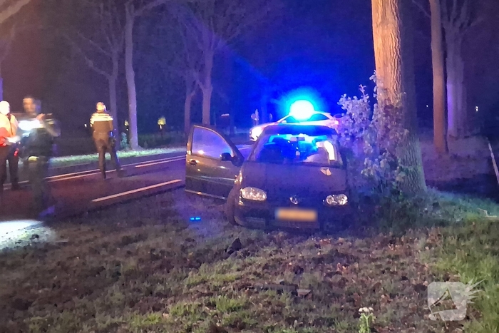 Automobilist klapt op vrachtwagen tijdens inhaalmanoeuvre