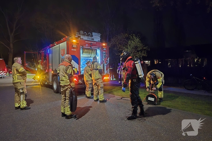 Duikers te water na aantreffen fiets langs waterkant