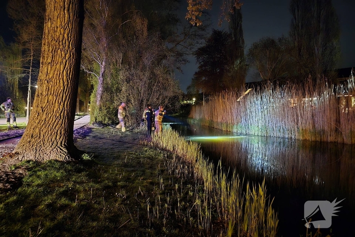 Duikers te water na aantreffen fiets langs waterkant