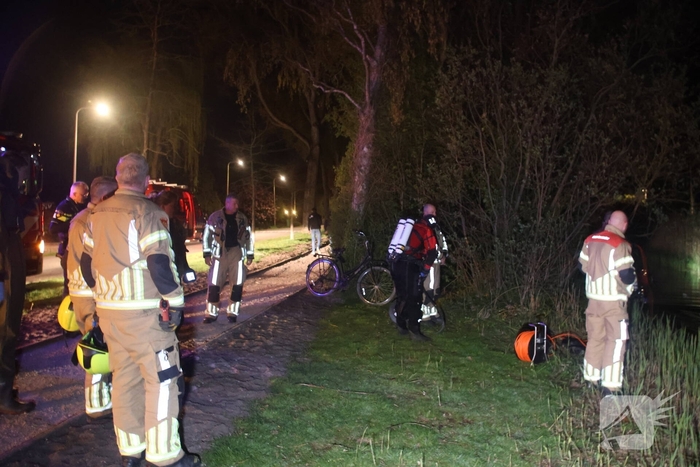Duikers te water na aantreffen fiets langs waterkant