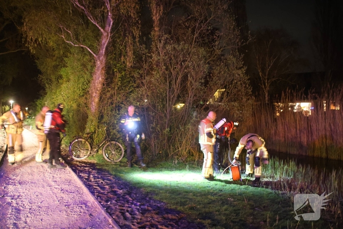 Duikers te water na aantreffen fiets langs waterkant