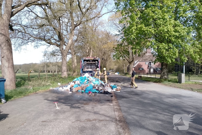 Lading in vuilniswagen vat vlam