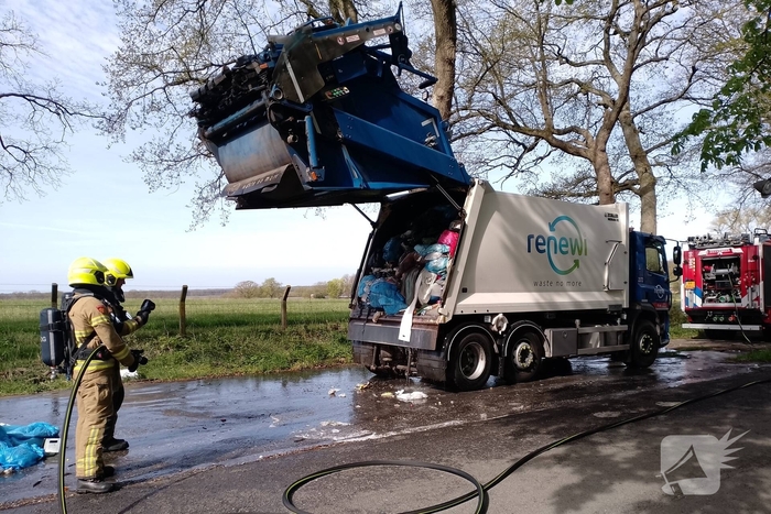Lading in vuilniswagen vat vlam