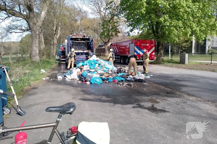 Lading in vuilniswagen vat vlam