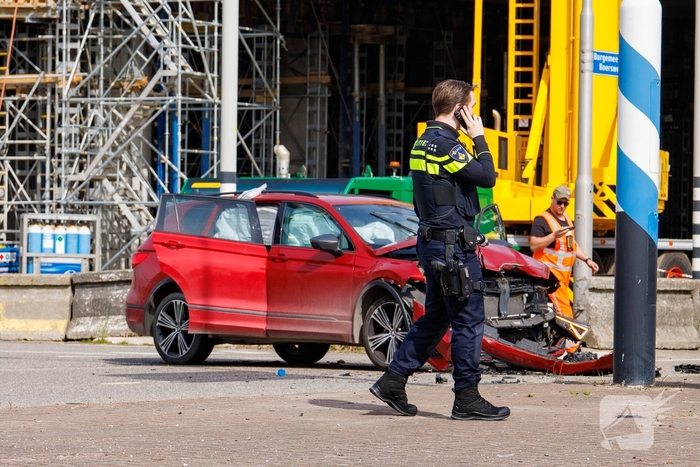 Ravage na frontale botsing: auto belandt op de kop