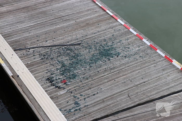 Auto op de kop op steiger na vergeten handrem