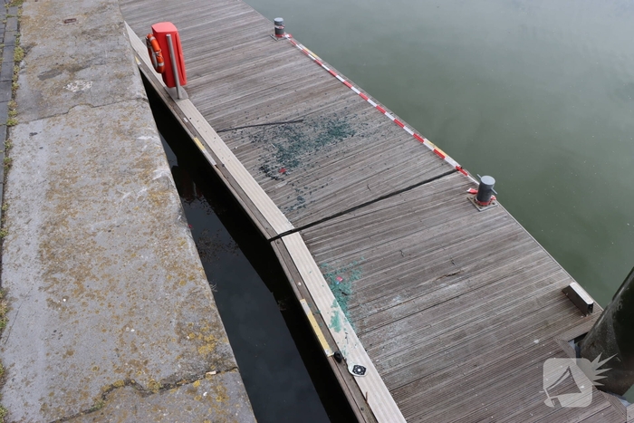 Auto op de kop op steiger na vergeten handrem