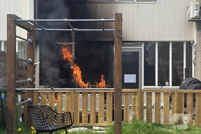 Buitenbrand slaat over naar woning
