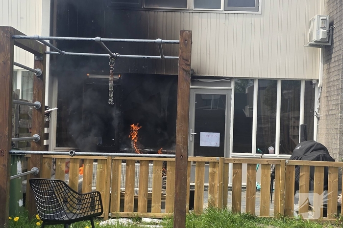 Buitenbrand slaat over naar woning