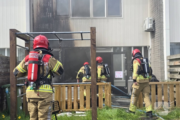 Buitenbrand slaat over naar woning