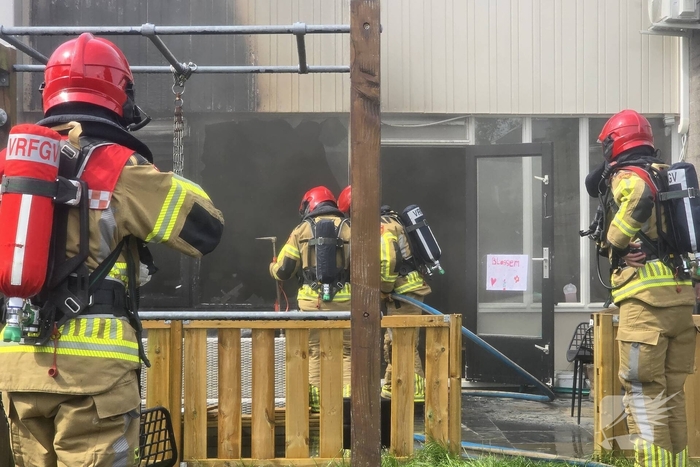 Buitenbrand slaat over naar woning