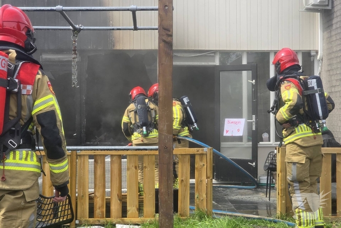 Buitenbrand slaat over naar woning