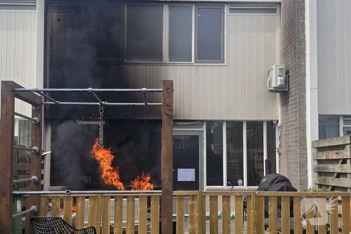 Buitenbrand slaat over naar woning