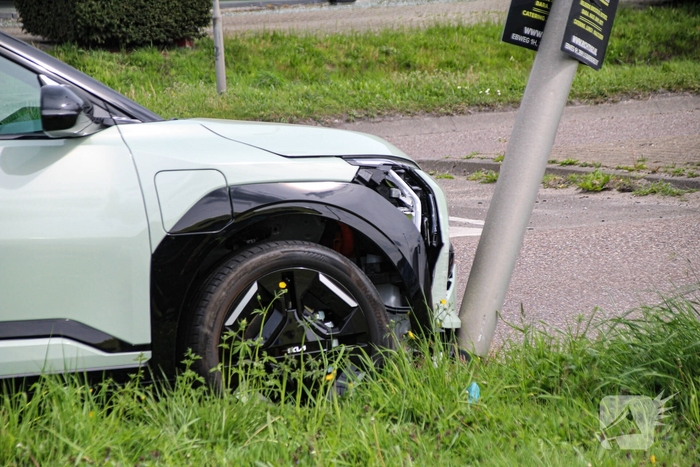 Auto botst tegen lantaarnpaal