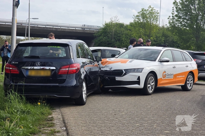 Aanrijding tussen twee auto's zonder gewonden
