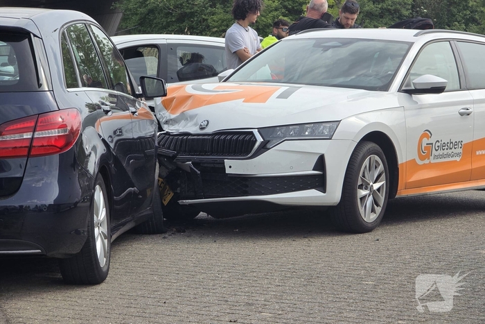 Aanrijding tussen twee auto's zonder gewonden