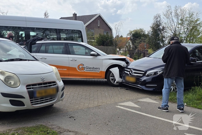 Aanrijding tussen twee auto's zonder gewonden