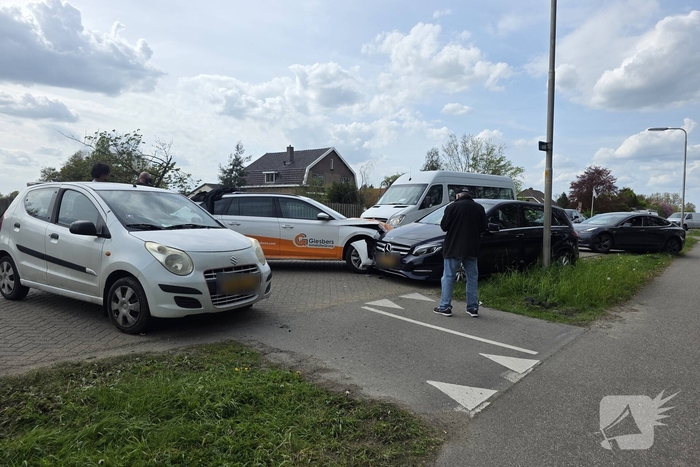 Aanrijding tussen twee auto's zonder gewonden