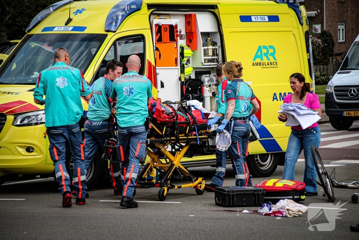 Zware aanrijding tussen fietser en busje