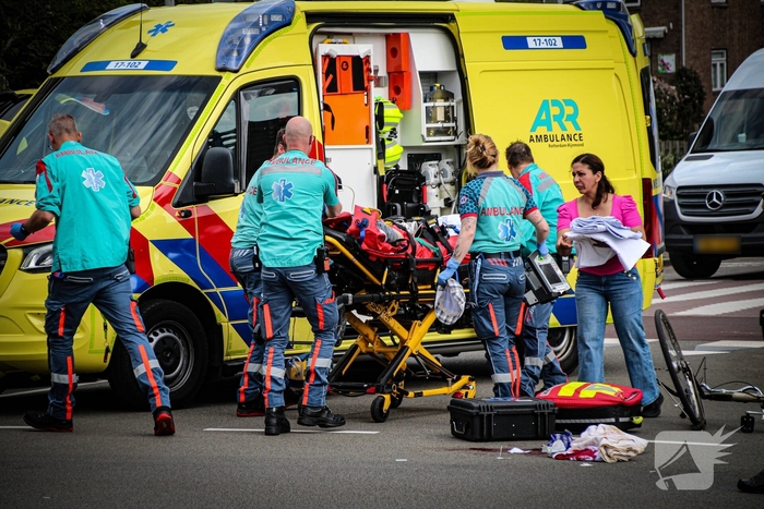 Zware aanrijding tussen fietser en busje