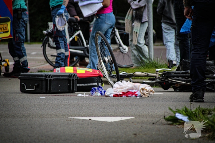 Zware aanrijding tussen fietser en busje