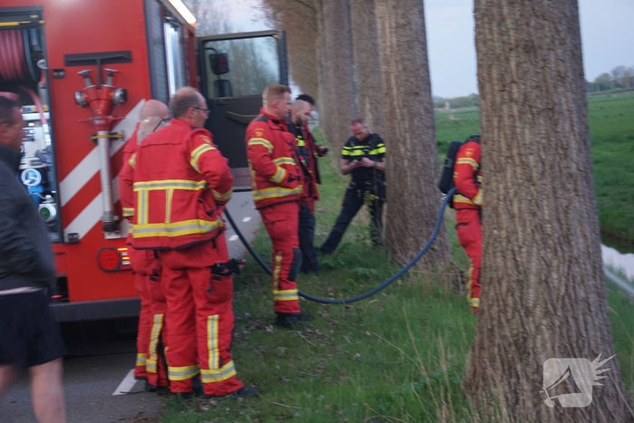 Autobanden in berm in brand gestoken