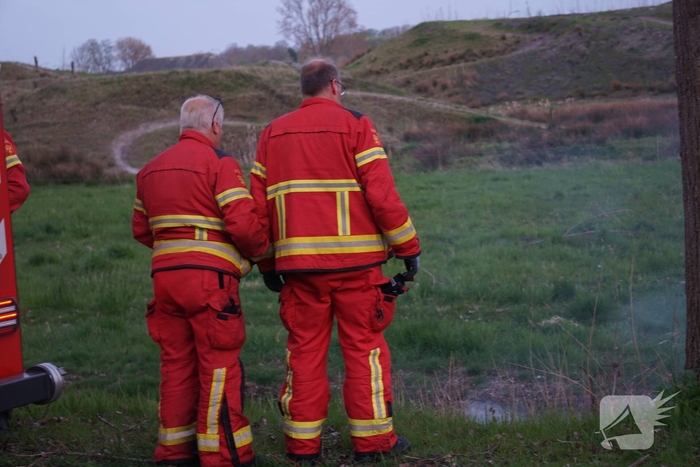 Autobanden in berm in brand gestoken