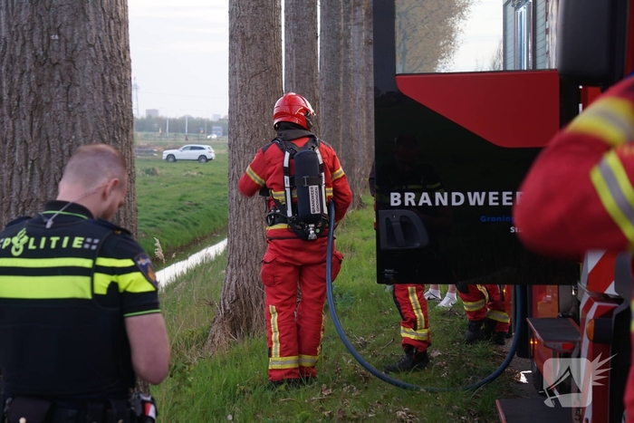 Autobanden in berm in brand gestoken