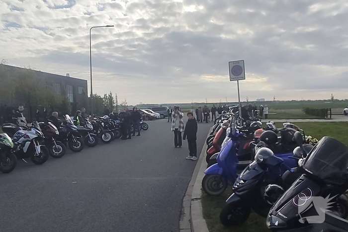 Uitvaart motorrijder trekt veel bezoekers
