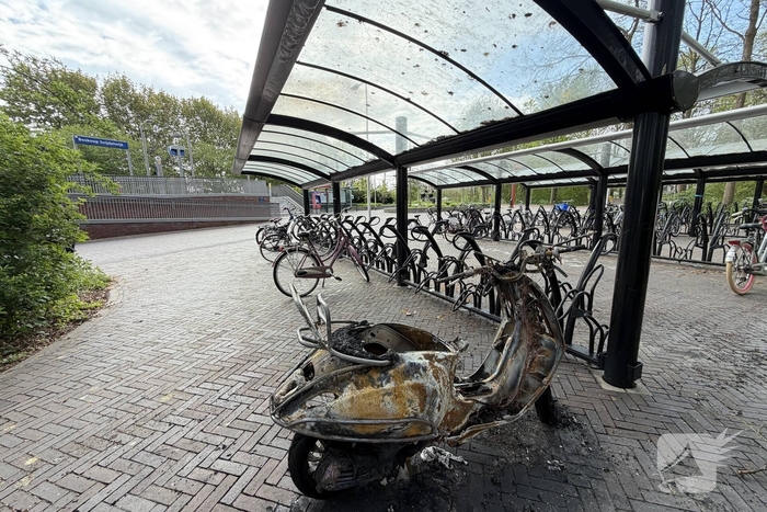 Scooterbrand in de nacht