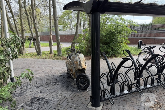 Scooterbrand in de nacht