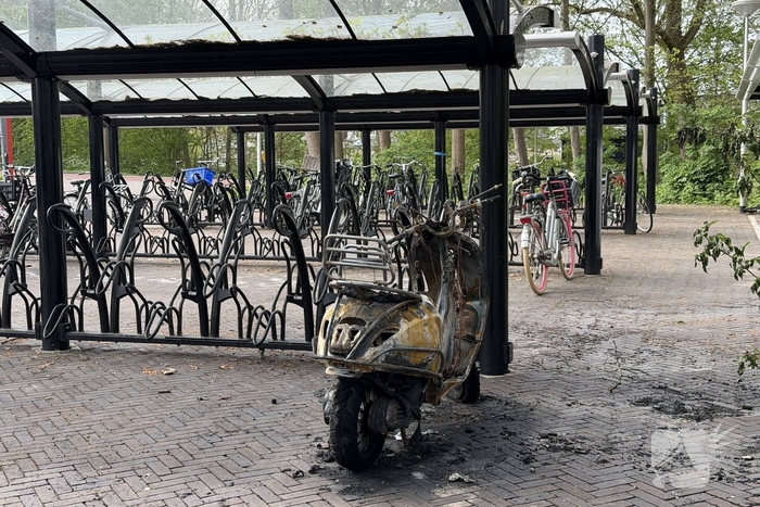 Scooterbrand in de nacht