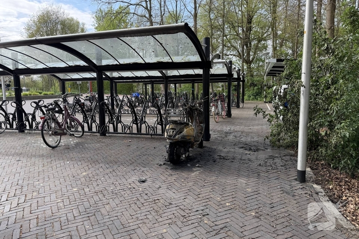 Scooterbrand in de nacht