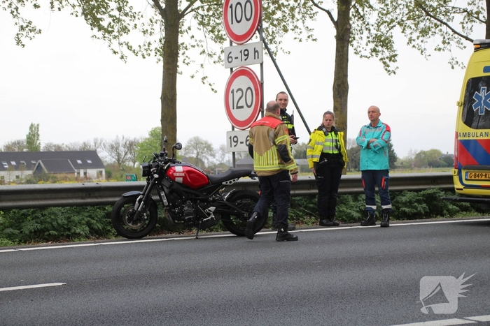 Aanrijding tussen motor en auto leidt tot hulpverlening